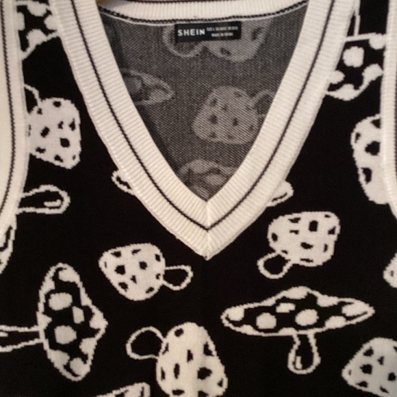 SHEIN Mushroom Sweater Vest -cropped black and white - Picture 3 of 7